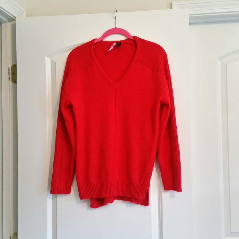 Love by Design vneck tunic sweater. Red.